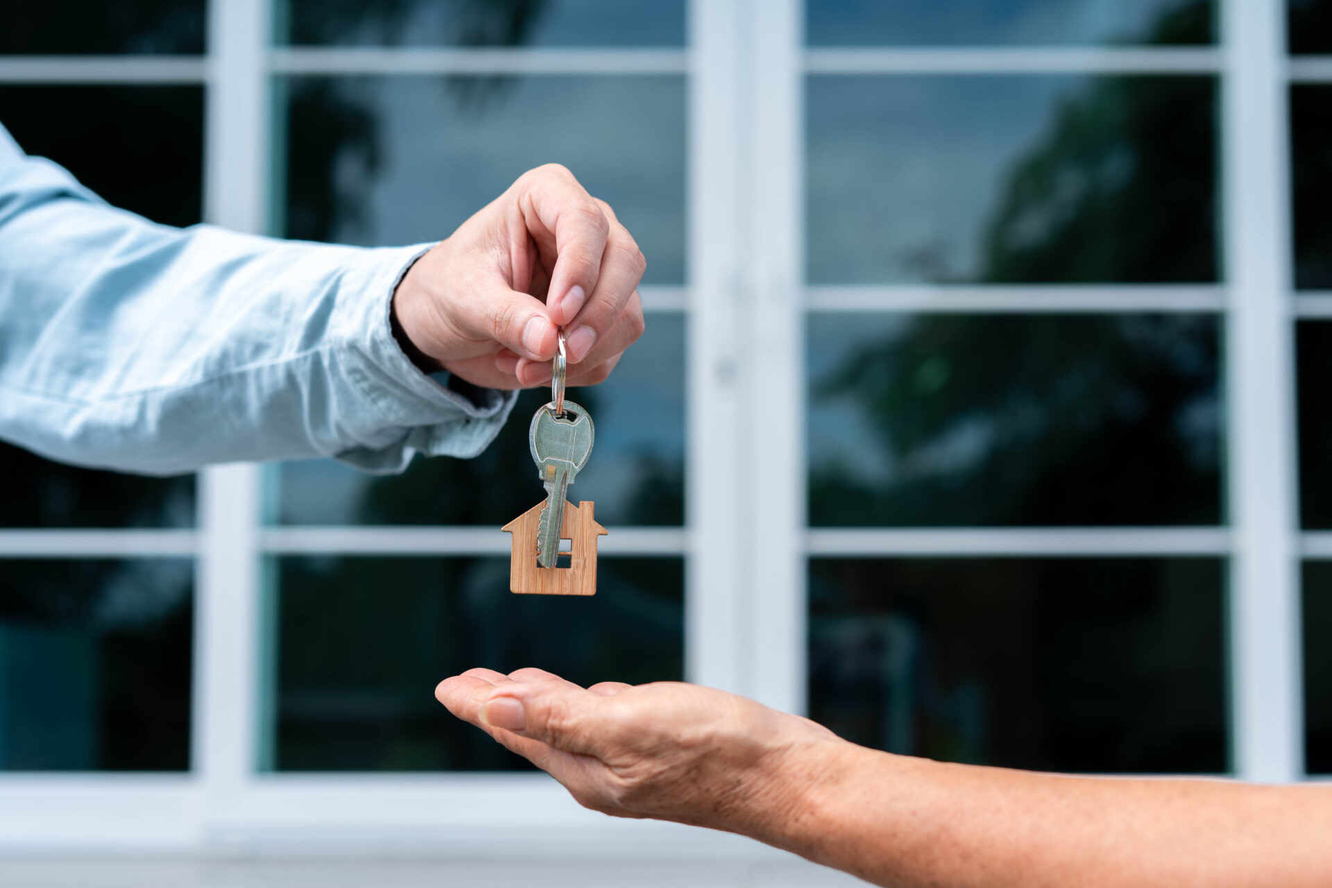 home-buyers-are-taking-home-keys-from-sellers-sell-your-house-rent-house-buy-ideas